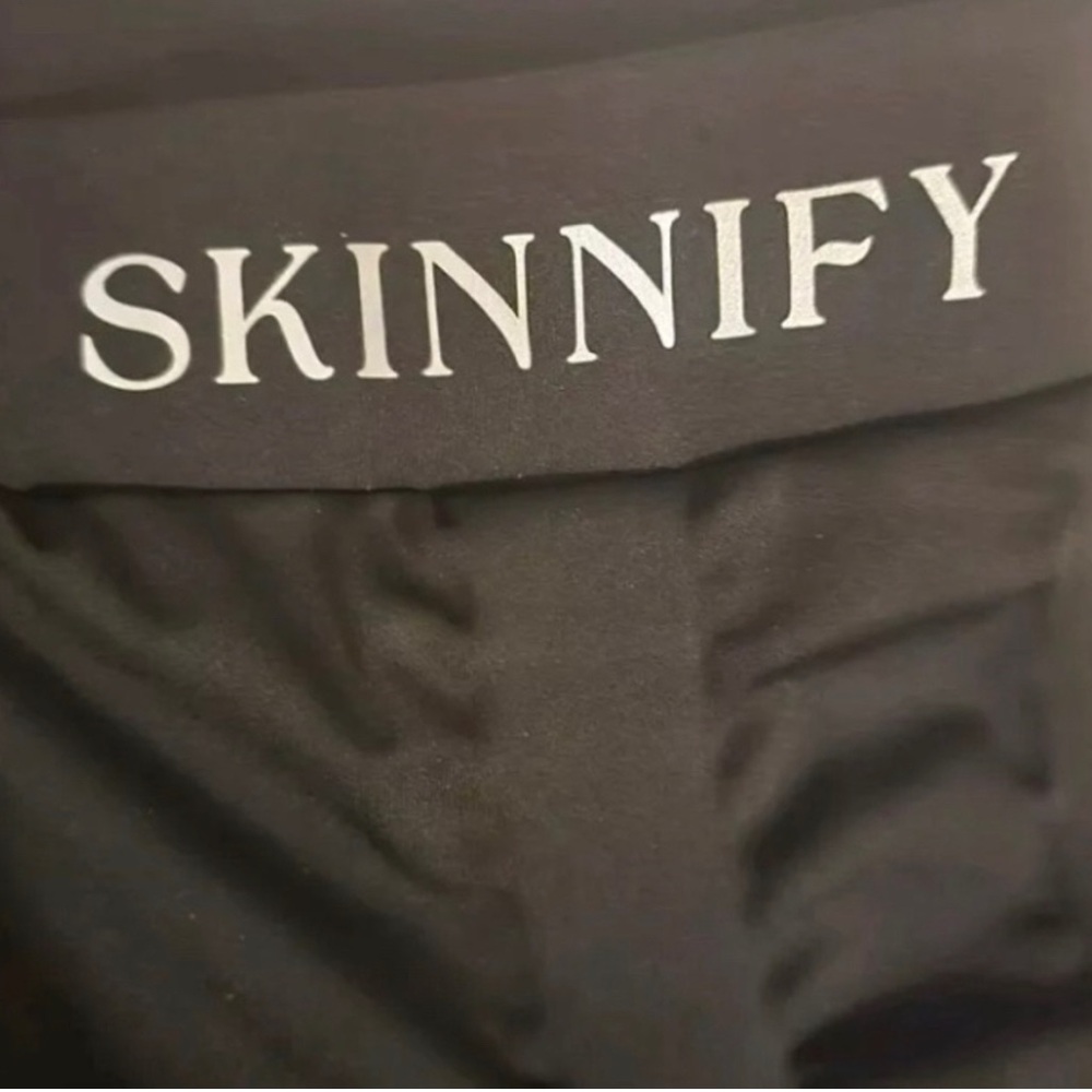 Brand new never worn black skinnify leggings in size large
